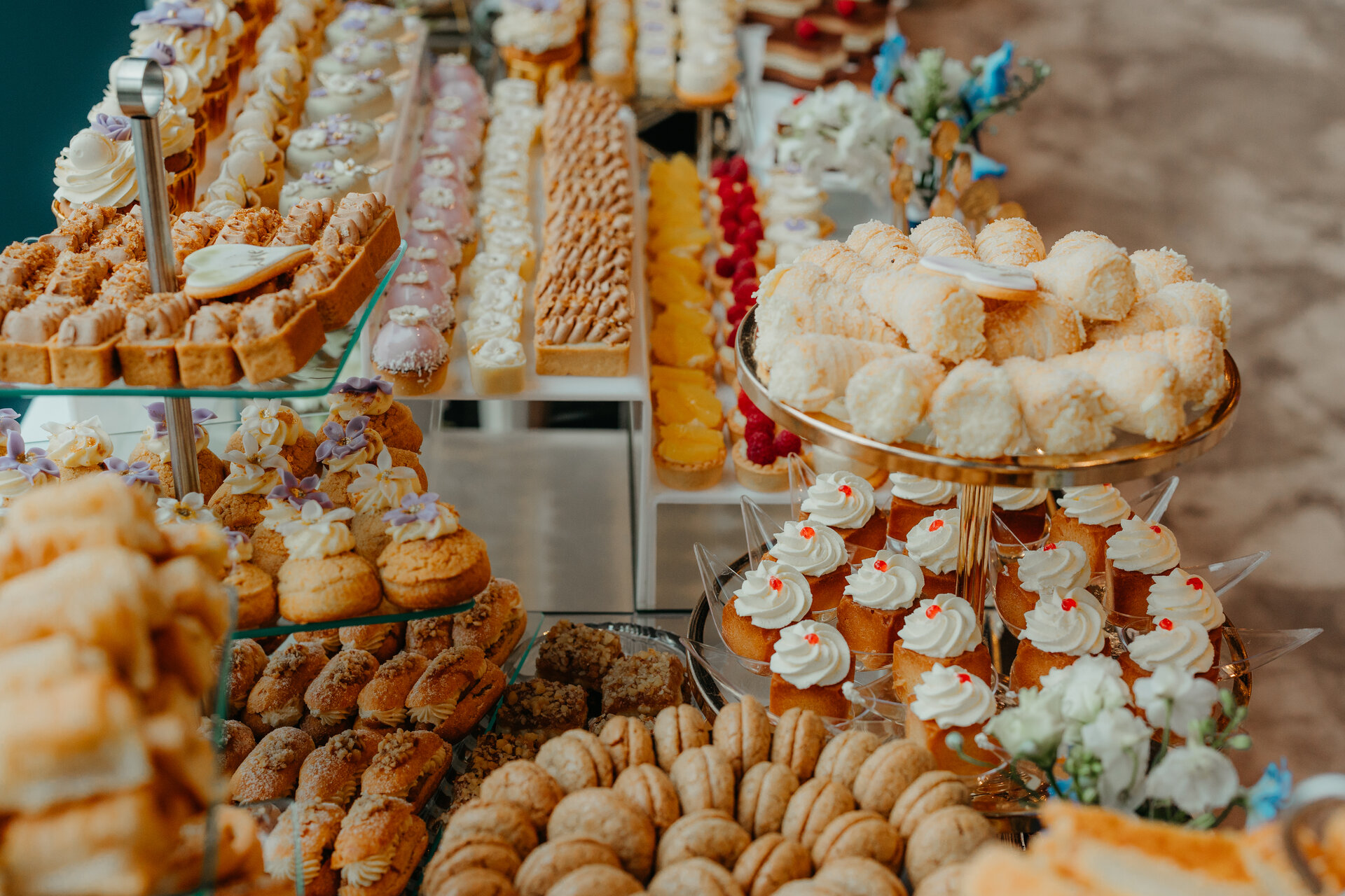 Candy bar complet cu profiterole, cupcakes și macarons — Ana State Ploiești