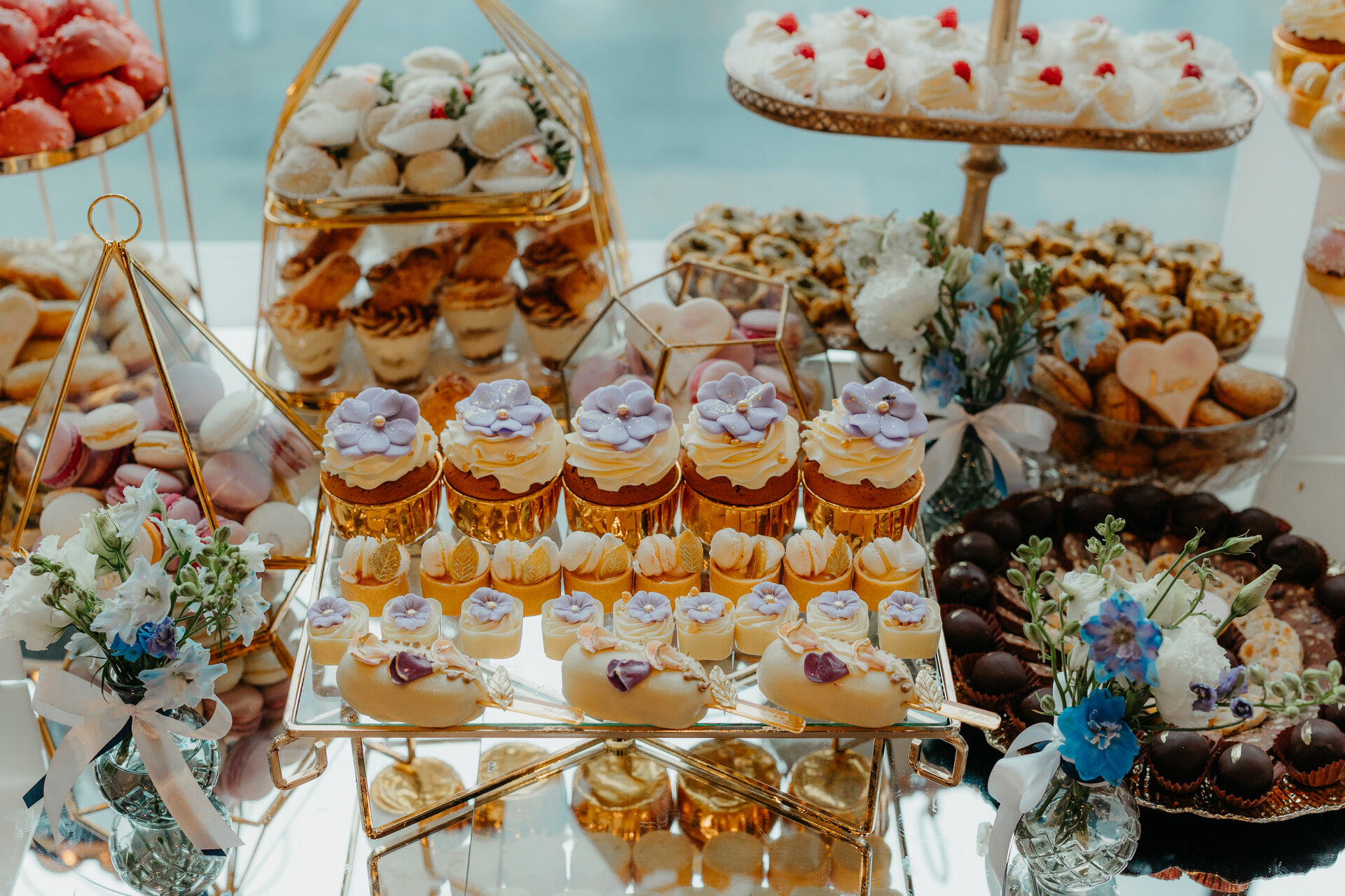 Candy bar cu cupcakes și petit fours pe suporturi aurii Ana State