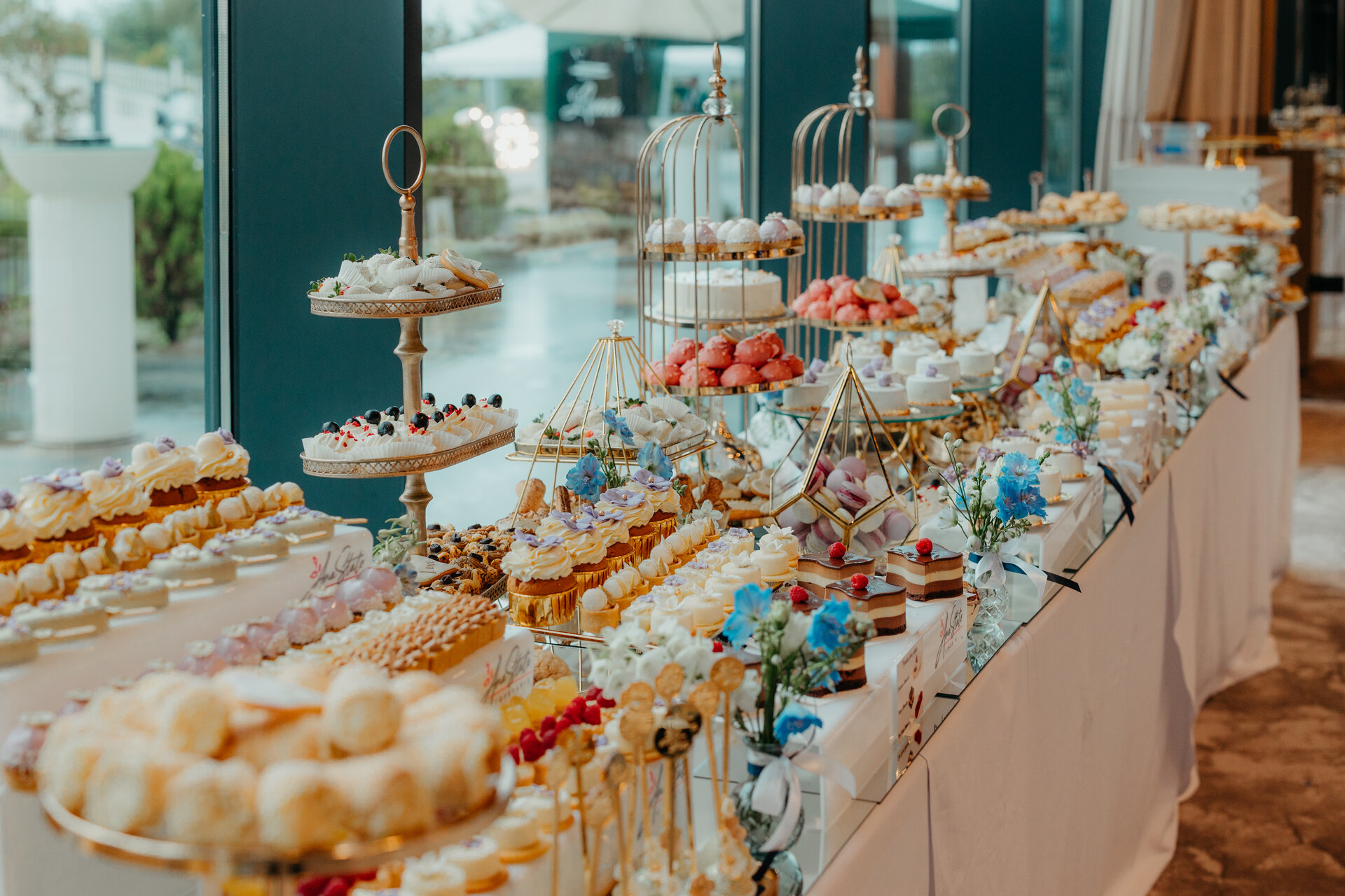 Detaliu candy bar cu colivii aurite și ecleruri Ana State