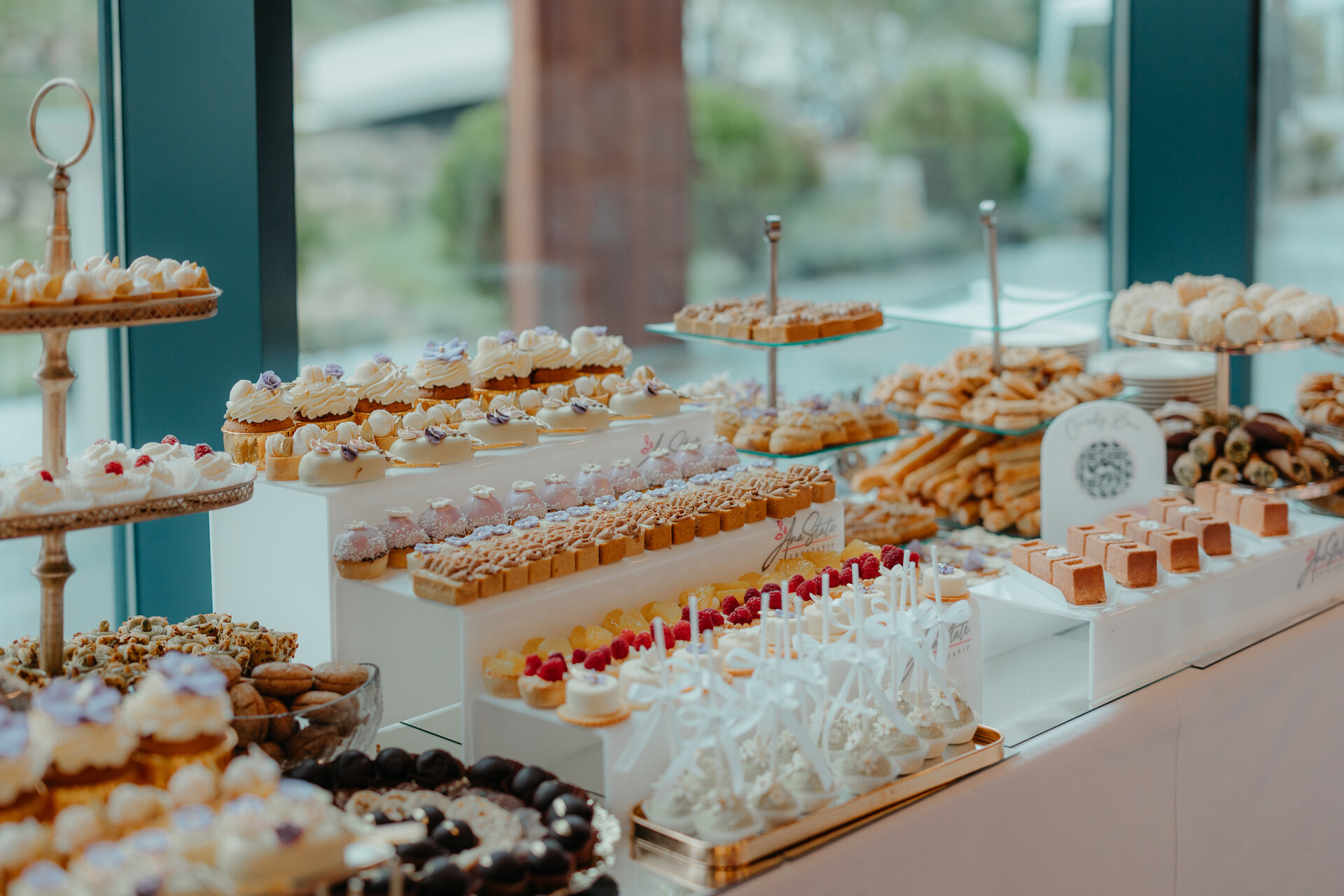 Candy bar elegant cu standuri aurite și căpșuni Ana State