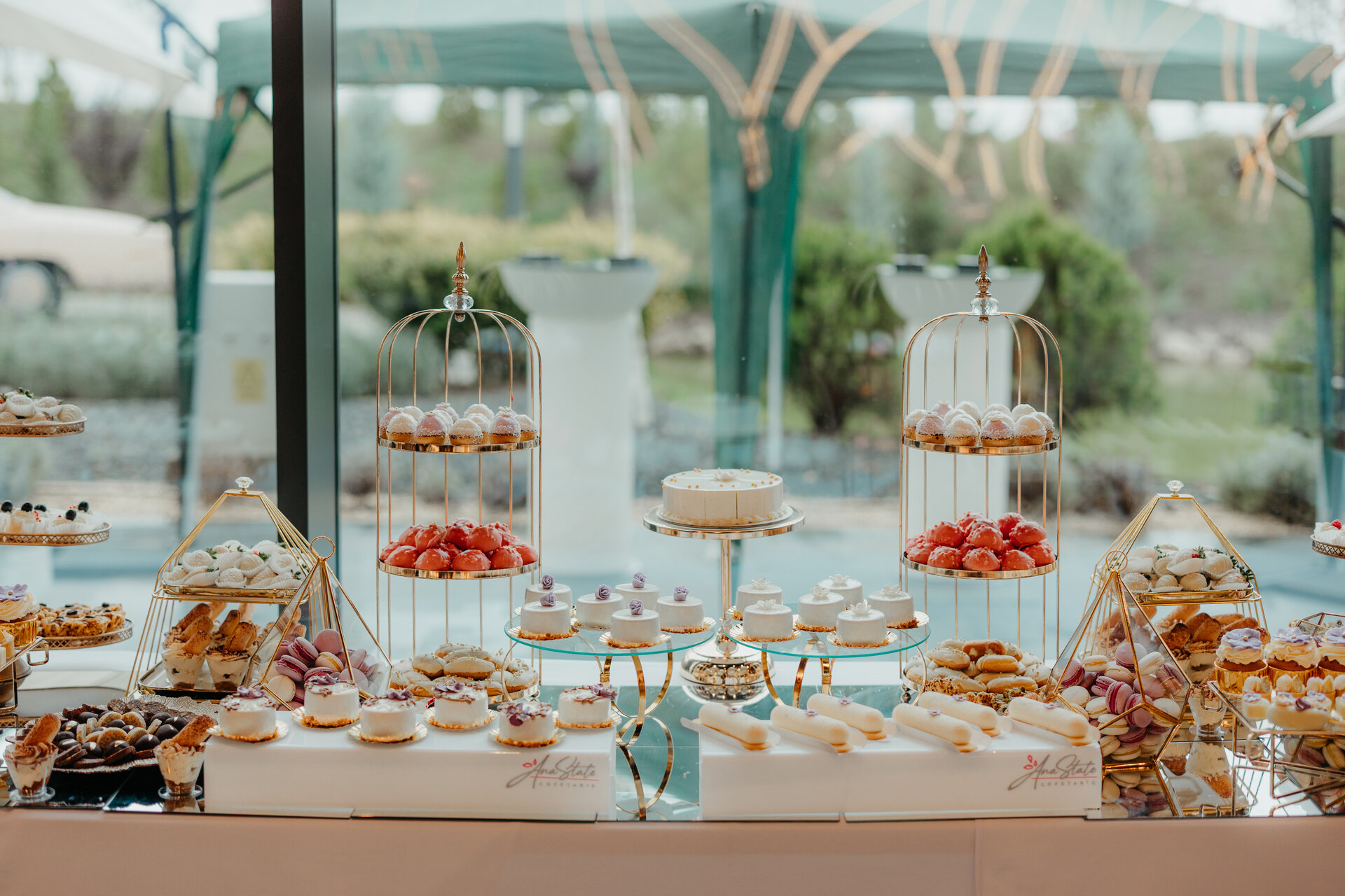 Candy bar nuntă frontal cu colivii — unghi diferit Ana State