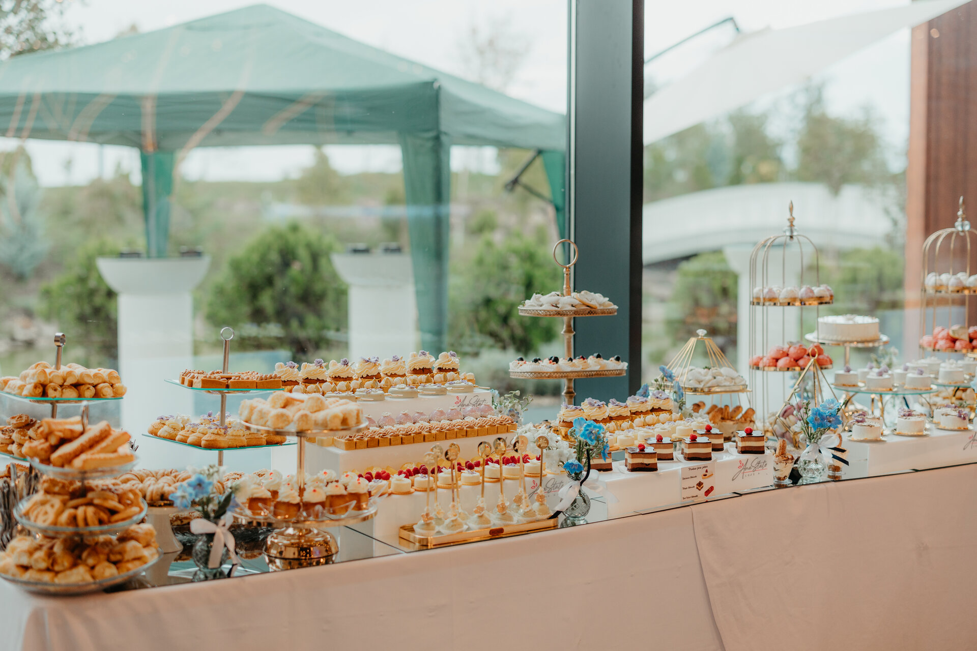 Candy bar panoramic cu colivie aurită în exterior Ana State