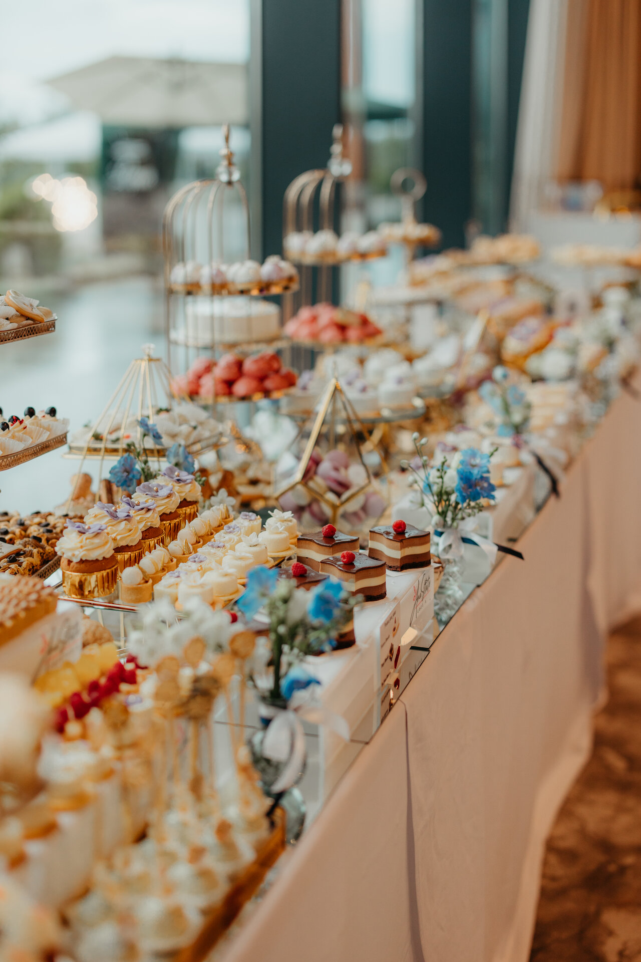 Candy bar în exterior cu colivii aurite Ana State Ploiești