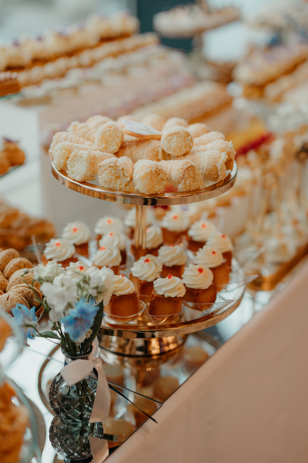 Candy bar cu colivii aurite și macarons colorați Ana State