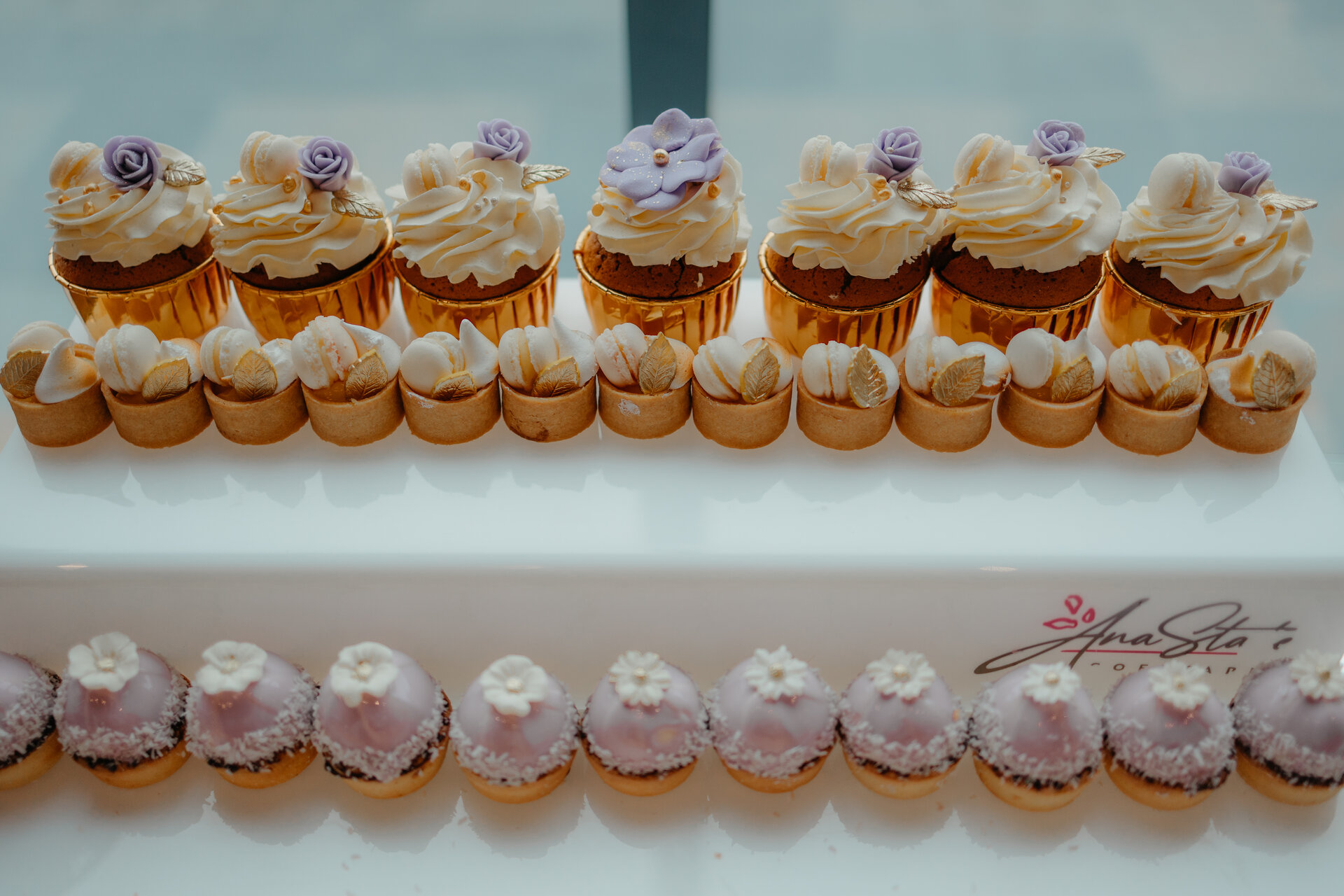 Cupcakes și sospiri pe suport cu logo Ana State Ploiești