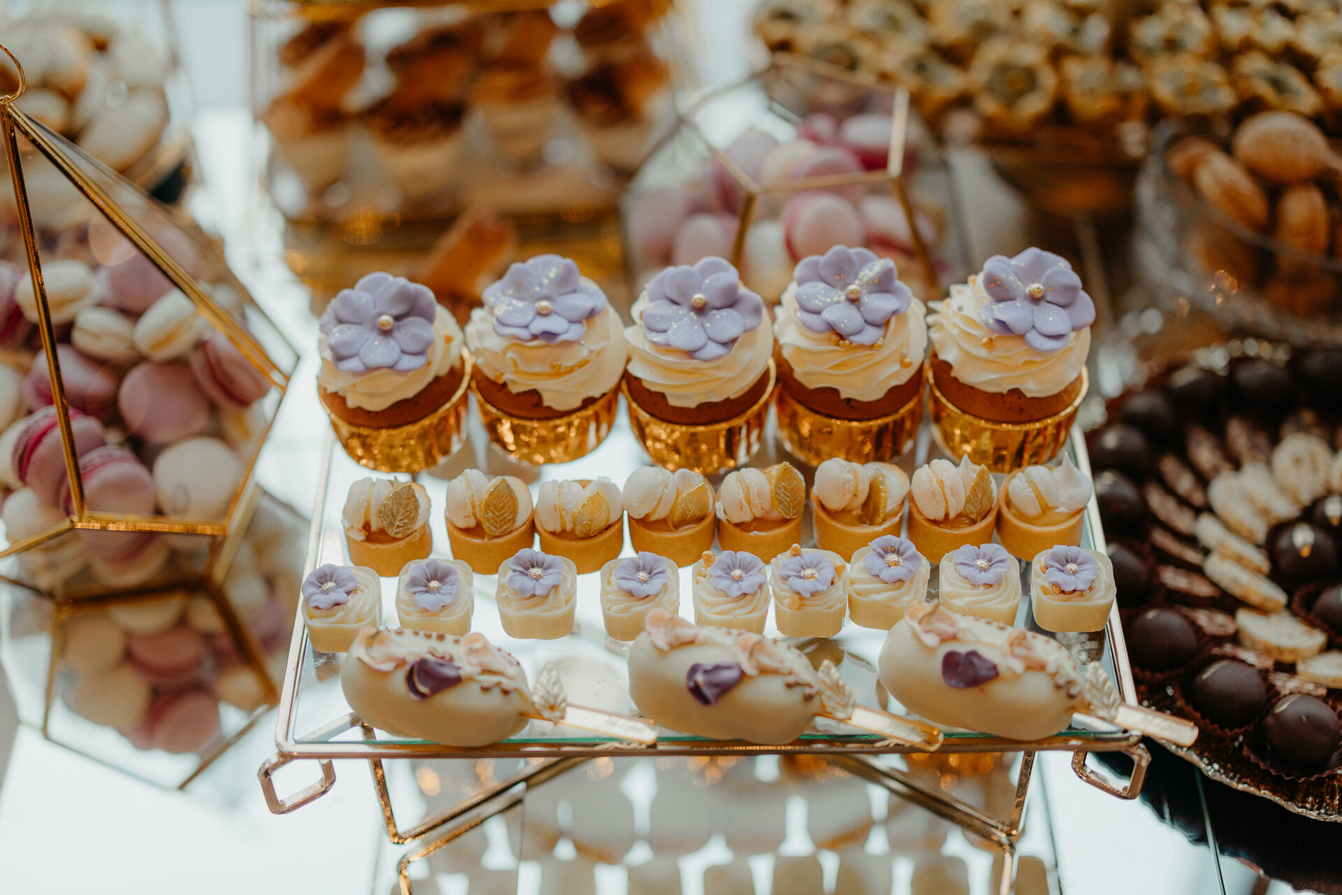 Cupcakes violete și prăjiturele pe suport auriu Ana State