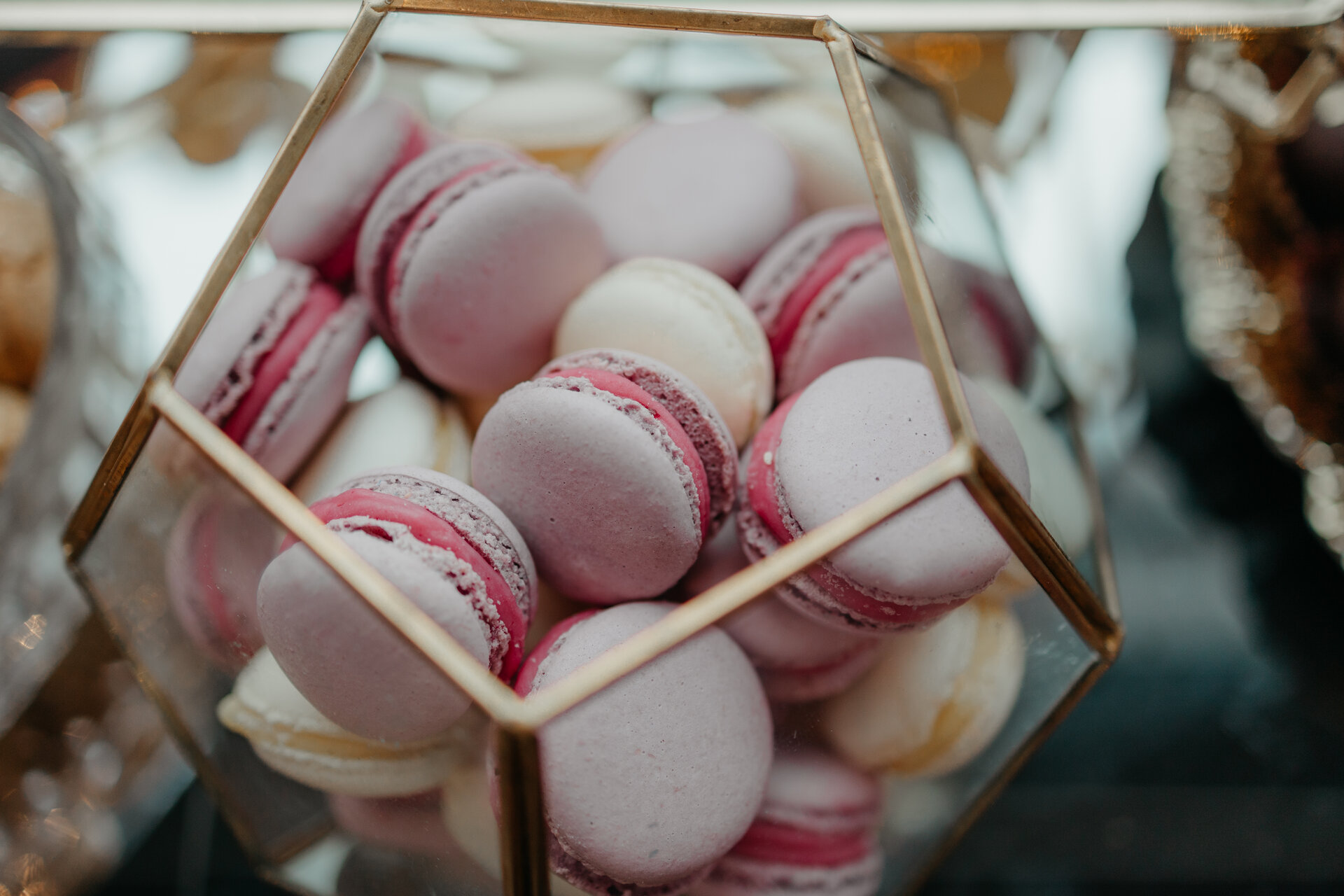 Macarons lila și roz în terrarium auriu Ana State Ploiești