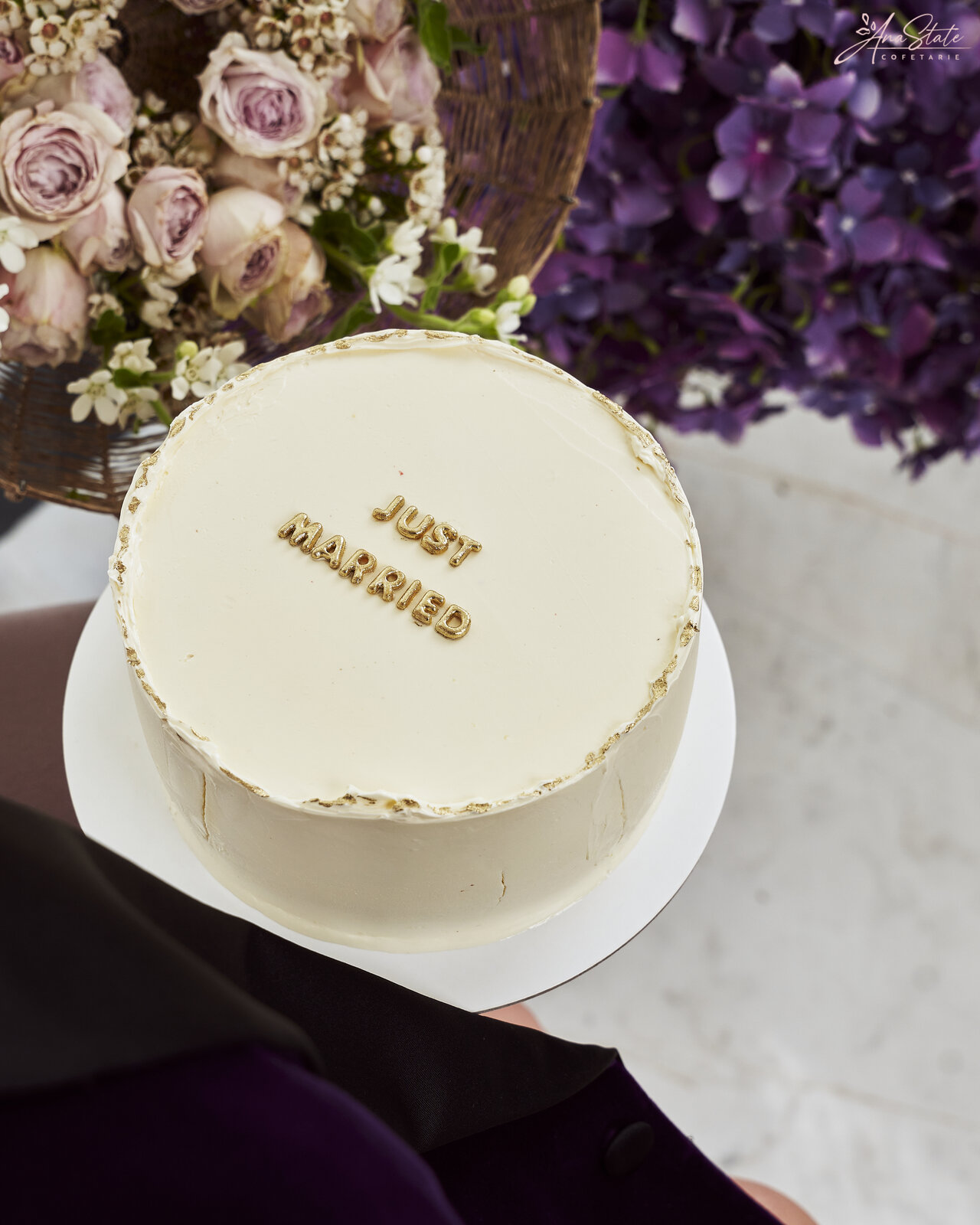 Tort Just Married cu litere aurii vedere de sus Ana State