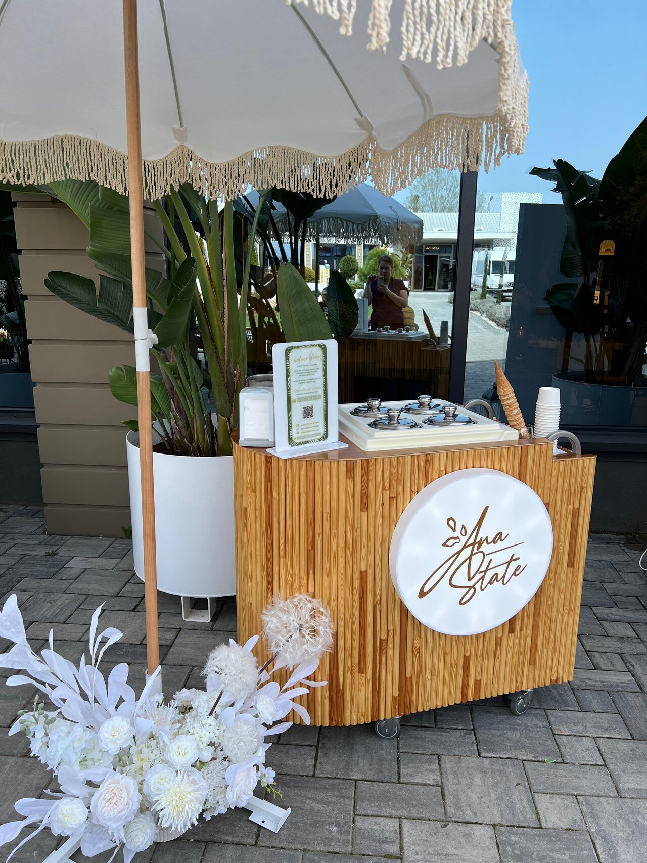 Ice cream bar – tonetă cu aranjament floral alb Ana State