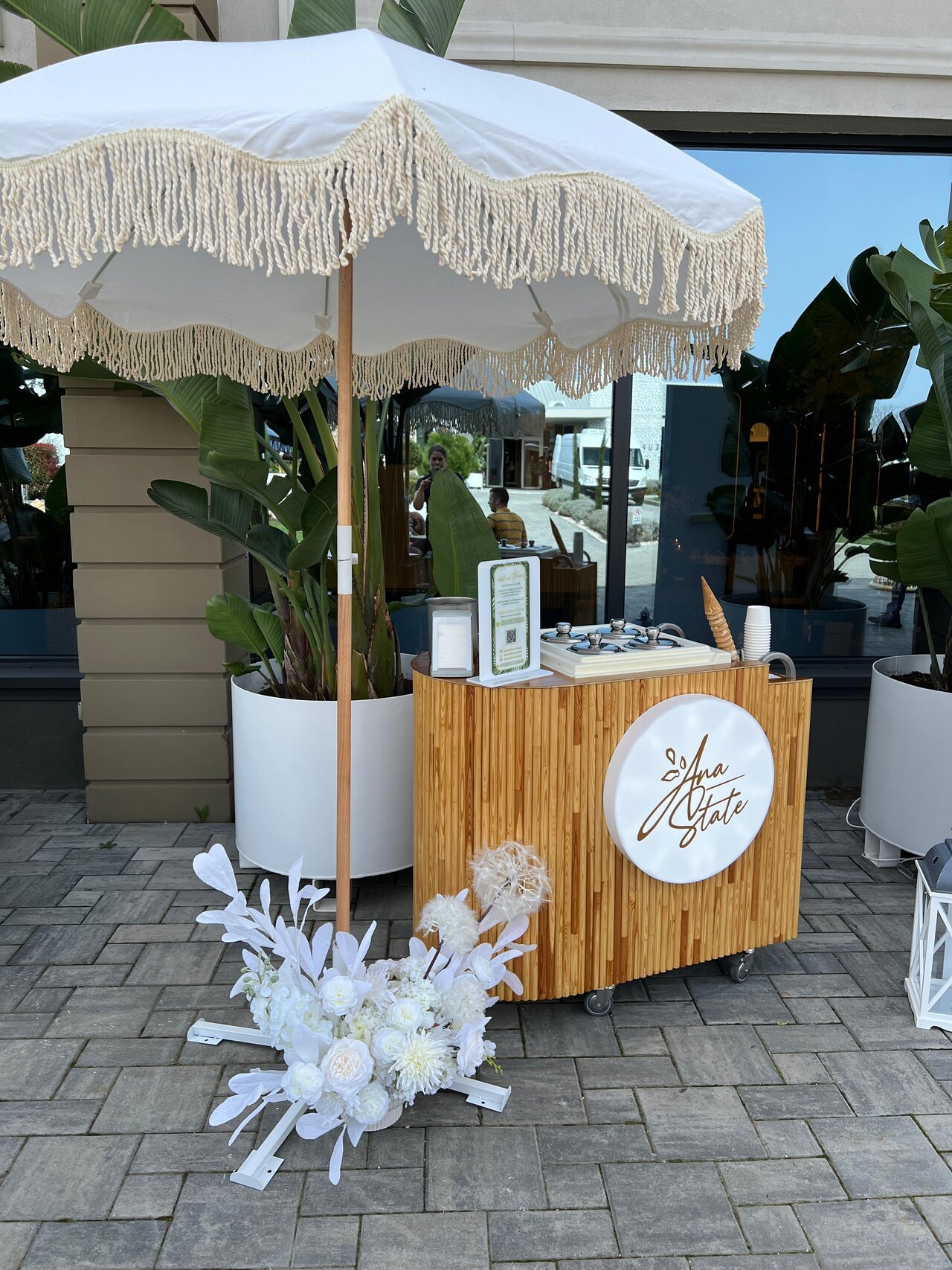 Ice cream bar – tonetă elegantă Ana State cu umbrelă și flori albe